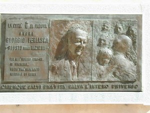 1993, bassorilievo a Palazzo Moroni